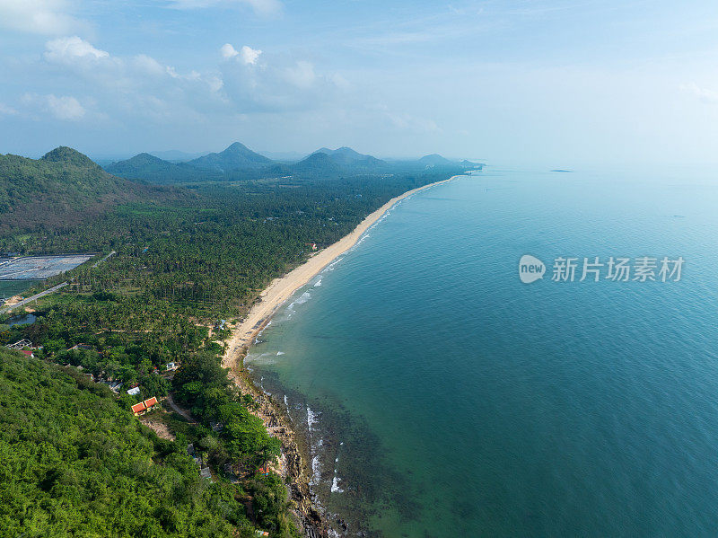 在Ban Krut山顶上俯瞰Phra Mahathat Chedi Phakdee Prakasat, Prachuap Khiri Khan。泰国